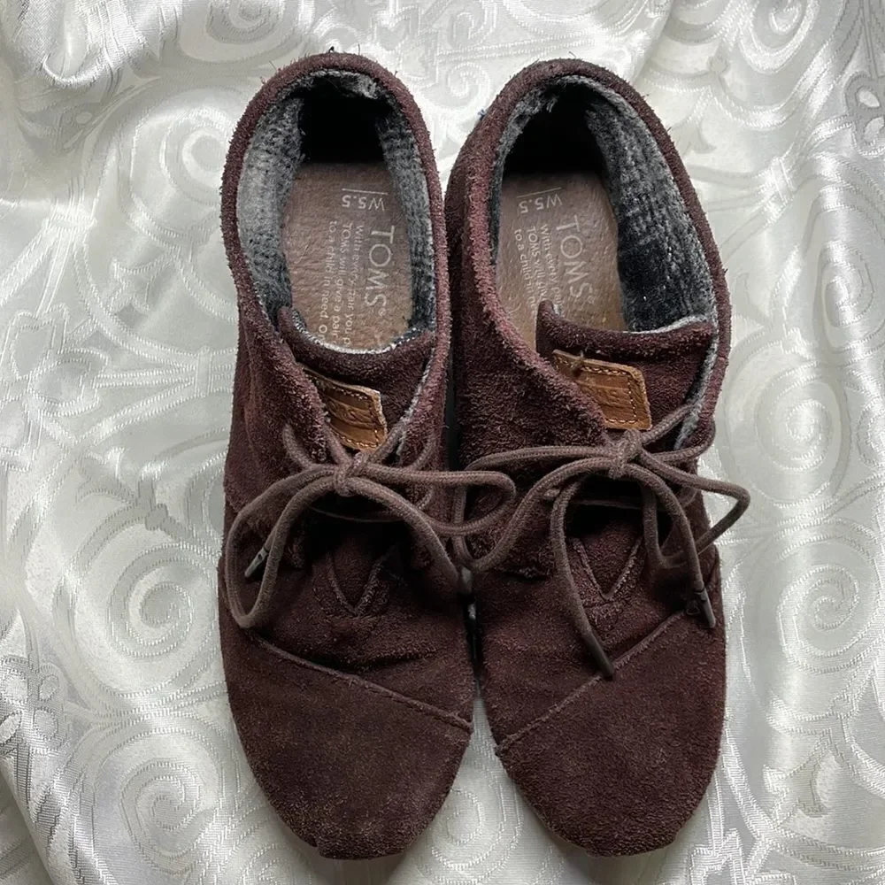 Tom’s tie up suede wedge booties lined in plaid flannel size 5.5